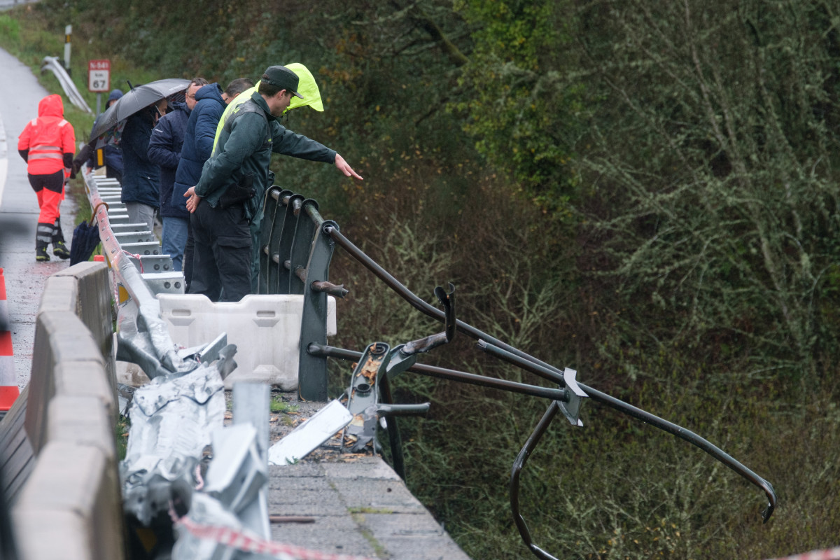 Un guardia civil donde cayó el autobús en el río Lérez, a 25 de diciembre de 2022, en el concello de Cerdedo-Cotobade, Pontevedra, Galicia, (España). Ayer sobre las 21.30 horas un autocar de la l