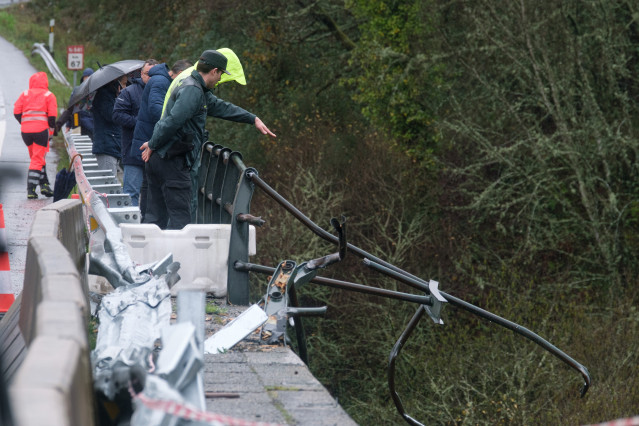 Un guardia civil donde cayó el autobús en el río Lérez, a 25 de diciembre de 2022, en el concello de Cerdedo-Cotobade, Pontevedra, Galicia, (España). Ayer sobre las 21.30 horas un autocar de la línea regular Vigo-Lugo, de la empresa Monbus, se precipitó d