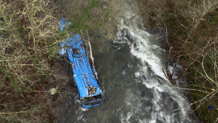 Accidente autobús Cerdedo: son ya siete los fallecidos y buscan cómo izar el vehículo (vídeo)