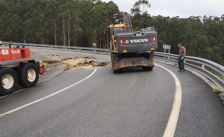 La entrada de la Autovía do Morrazo en Domaio (Pontevedra) estará reparada en enero, promete la Xunta