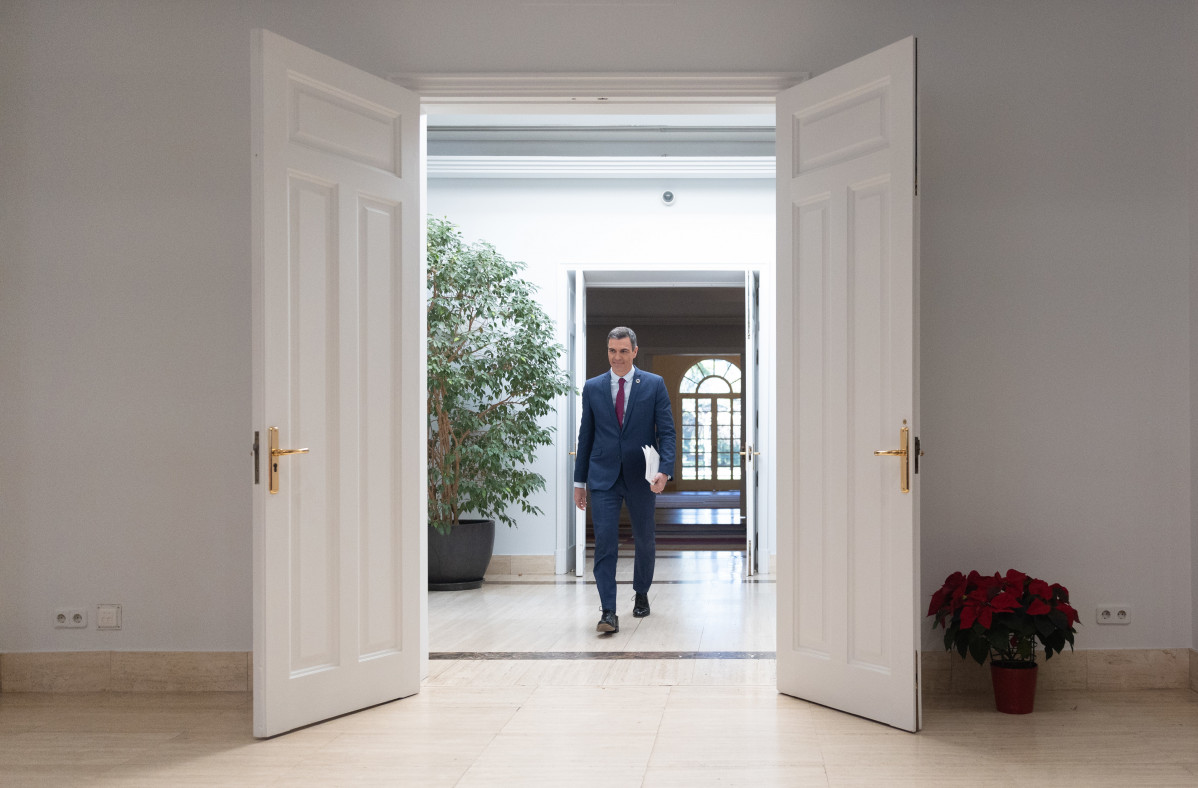 El presidente del Gobierno, Pedro Sánchez, a su llegada a una rueda de prensa tras el último Consejo de Ministros de este año.