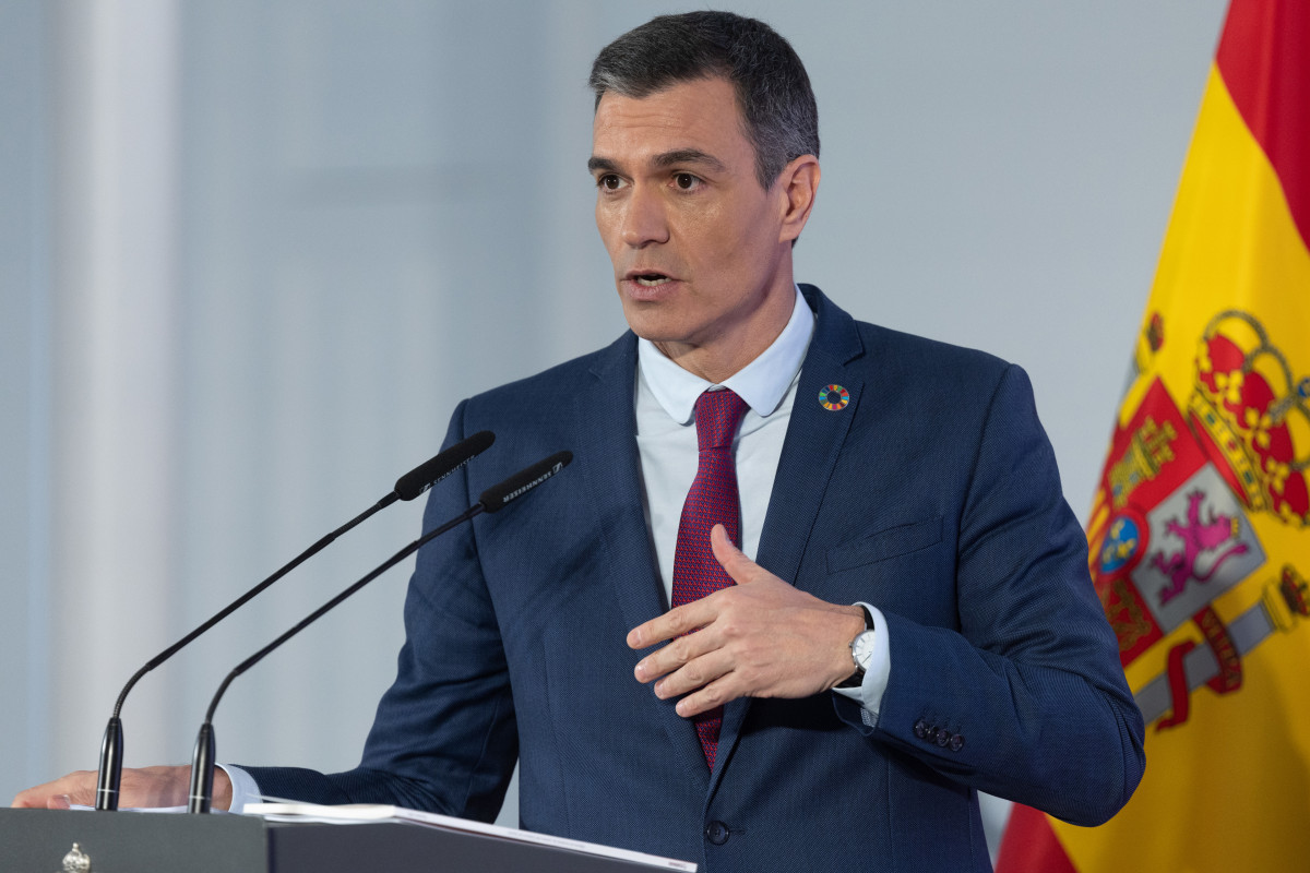El presidente del Gobierno, Pedro Sánchez, comparece en rueda de prensa tras el último Consejo de Ministros, en el Complejo de la Moncloa, a 27 de diciembre de 2022, en Madrid.