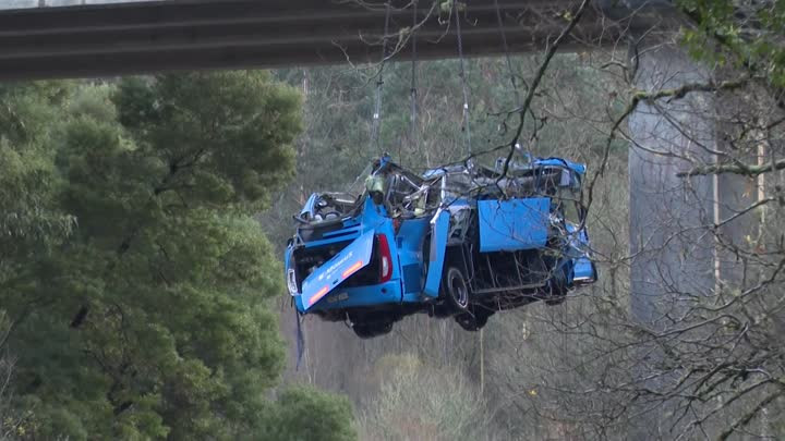 Vídeo del izado del bus que cayó al cauce del río Lérez en Cerdedo