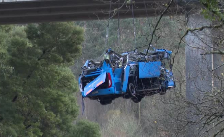 Vídeo del izado del bus que cayó al cauce del río Lérez en Cerdedo