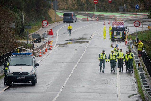 Un equipo especializado de la Guardia Civil participa en la reconstrucción del accidente del autobús siniestrado en el río Lérez, a 28 de diciembre de 2022, en Cerdedo-Cotobade, Pontevedra, Galicia (España). El equipo especial de la Guardia Civil de Mérid