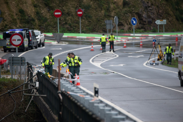 Un equipo especializado de la Guardia Civil participa en la reconstrucción del accidente del autobús siniestrado en el río Lérez, a 28 de diciembre de 2022, en Cerdedo-Cotobade, Pontevedra, Galicia (España). El equipo especial de la Guardia Civil de Mérid