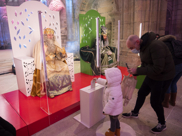 Archivo - Una niña entrega su carta a  los reyes en una cabalgata estática en el parque de Bonaval, a 5 de enero de 2022, en Santiago de Compostela, A Coruña, Galicia (España). Desde la cancelación del desfile, la recepción de los Reyes Magos se ha amplia