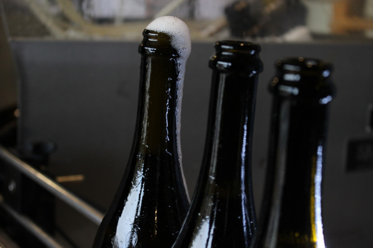 Botella de espumoso gallego de la Denominaciu00f3n de Origen Ru00edas Baixas en una bodega