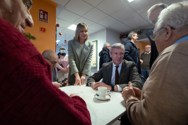El titular del Gobierno gallego, Alfonso Rueda, acompañado de la conselleira de Política Social e Xuventude, Fabiola García, visita a los mayores que participan en el programa ‘Xuntos polo Nadal’ en la Residencia de O Carballiño.