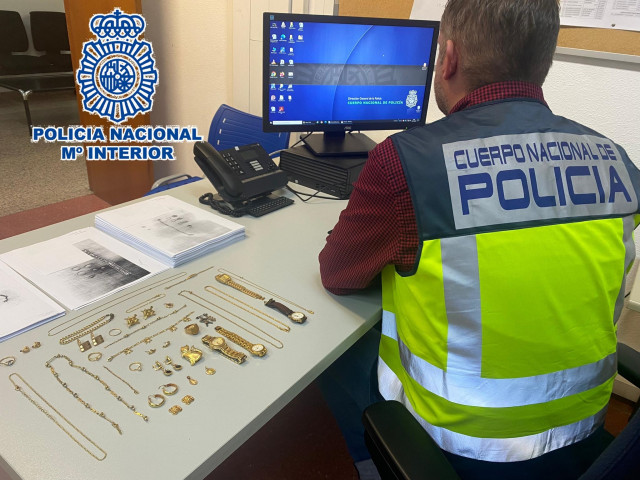 Parte de las joyas recuperadas tras detener a una mujer que robaba en domicilios de personas mayores a las que cuidaba.