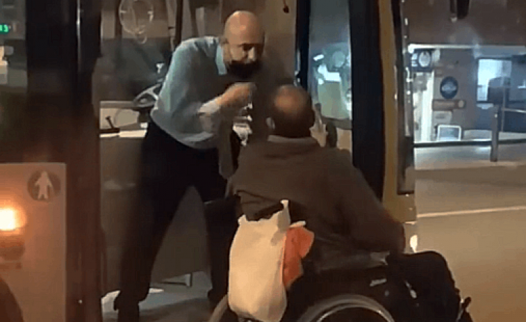 Insultos entre un autobusero y una persona en silla de ruedas que no puede usar el servicio público (vídeo)