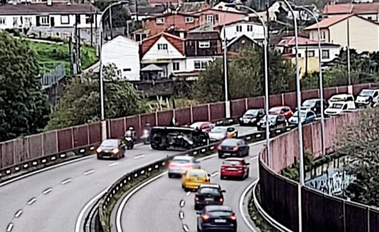 Gran atasco en Vigo tras un accidente de tráfico en la avenida Antonio Palacios