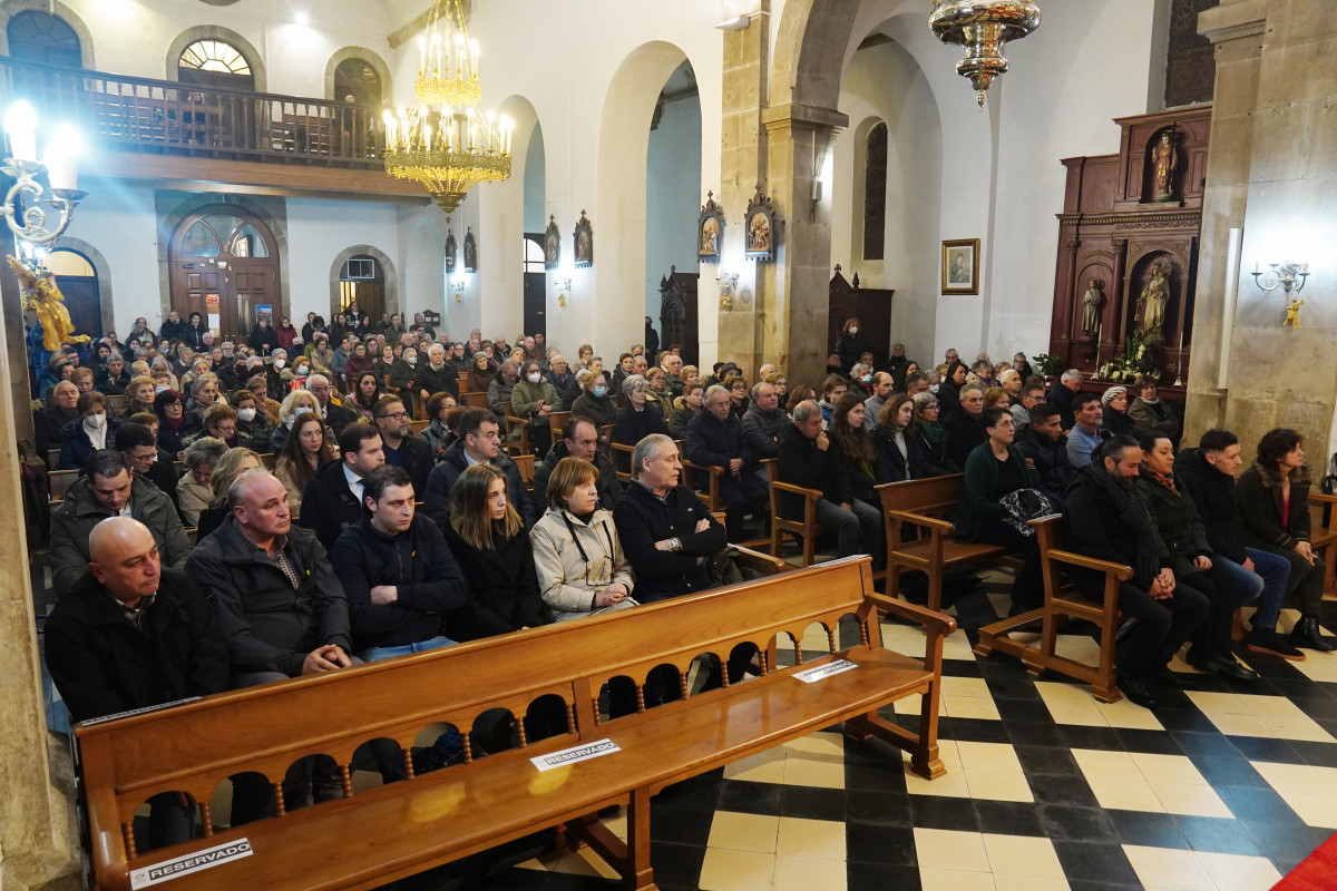 Allegados y familiares en el funeral de las víctimas del accidente de autobús ocurrido en Cerdedo-Cotobade la pasada Nochebuena, en la iglesia de Santa María das Dores, a 30 de diciembre de 2022, e