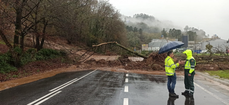 Desprendimiento en la carretera de Reza (Ourense) se lleva por delante una caravana que circulaba por la vía