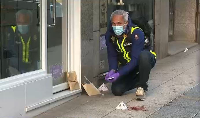 Agente de la Policía Científica en el lugar de la pelea en una imagen de la CRTVG