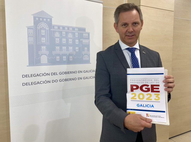 El delegado del Gobierno en Galicia, José Miñones, posa con una carpeta de los PGE 2023