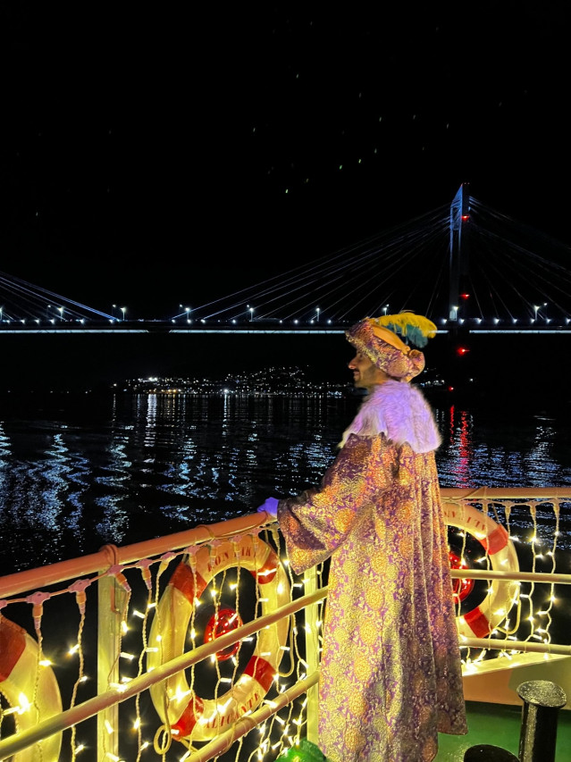 El Paje Real en un barco de Mar de Ons.