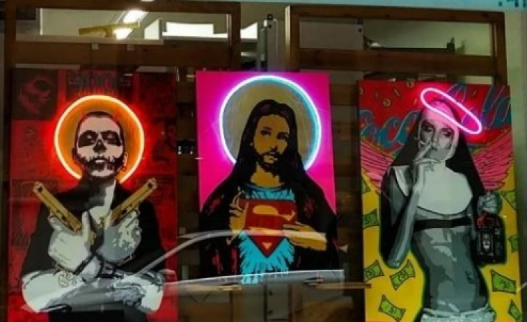 Amenazas a una tienda viguesa por exponer cuadros de Cristo Superman o una monja fiestera
