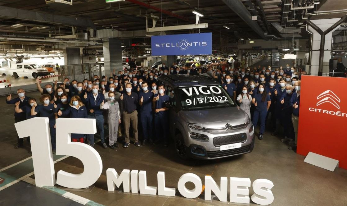 Asalariados de Stellantis Vigo celebrando en 2022 la producción del automóvil 15 millones en Balaídos