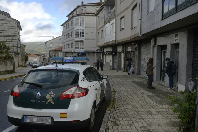 Archivo - Un coche de la Guardia Civil aparcado en la calle Cardenal Quiroga, donde se produjeron los disparos a un vecino, a 3 de noviembre de 2022, en Maceda, Orense, Galicia, (España). La Guardia Civil de Ourense recibió aviso sobre las 22,00 horas de