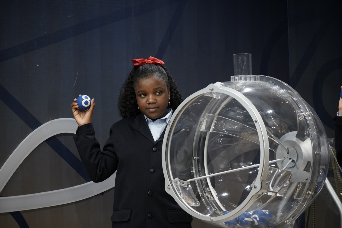 Una de las niu00f1as de San Ildefonso durante la celebraciu00f3n del Sorteo Extraordinario del Niu00f1o, a 6 de enero de 2023 en una foto de EP