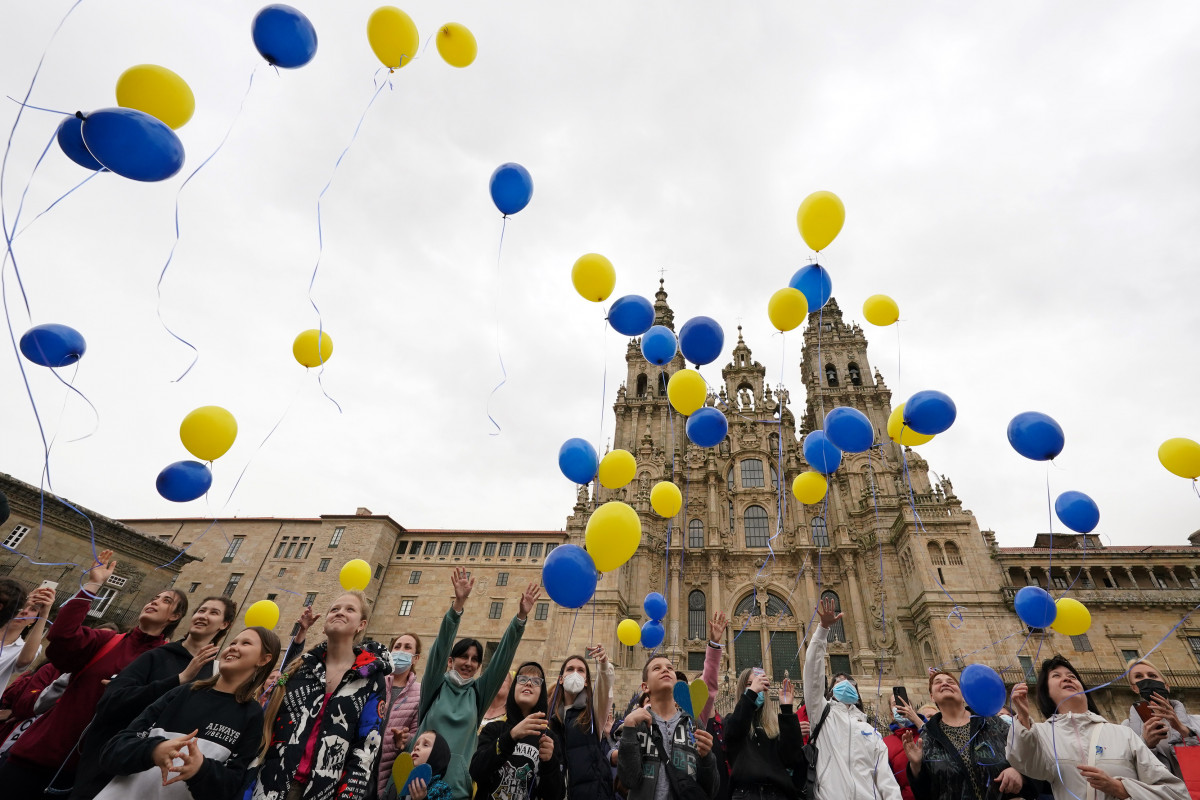 Archivo - Varias personas lanzan globos al aire como gesto para el fin de la guerra en Ucrania, en la plaza del Obradoiro, a 25 de marzo de 2022, en Santiago de Compostela, A Coruña, Galicia (España