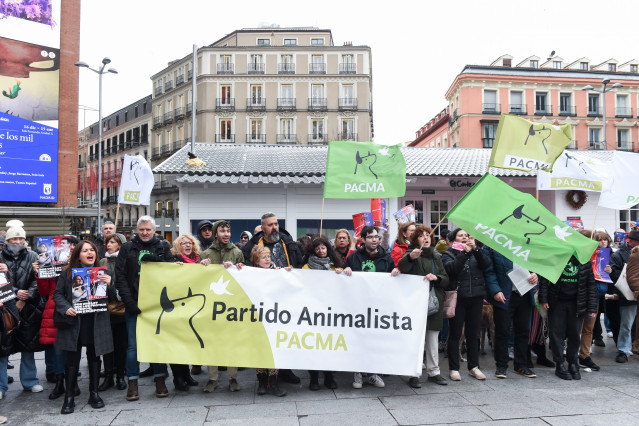 Varias personas se manifiestan contra la exclusión de los perros de caza de la ley de protección animal, a 8 de enero de 2023, en Madrid.