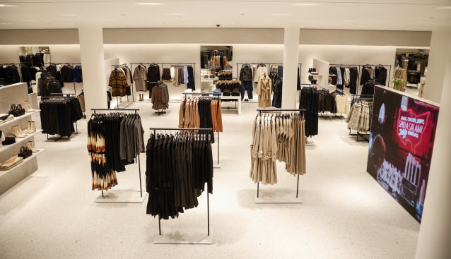 Archivo - Ropa expuesta en la nueva macrotienda de Zara en el Boulevard Austria de València