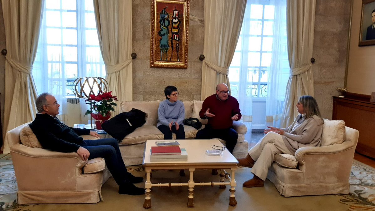 Reuniu00f3n de SOS Sanidade Pu00fablica con el alcalde y la teniente de alcalde de Compostela sobre la logu00edstica de la manifestaciu00f3n