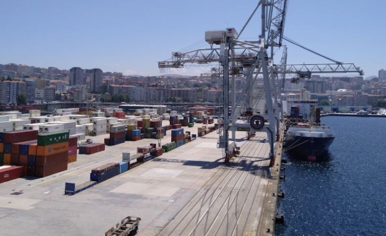 Un camión cae al agua en el Puerto de Vigo y fallece el conductor