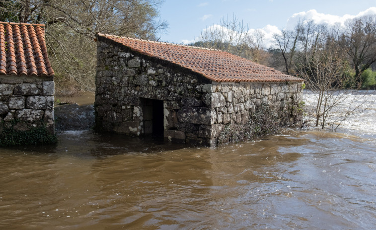La Xunta recalca que no existe riesgo para la salud por el vertido del Tambre aunque baje el río turbio