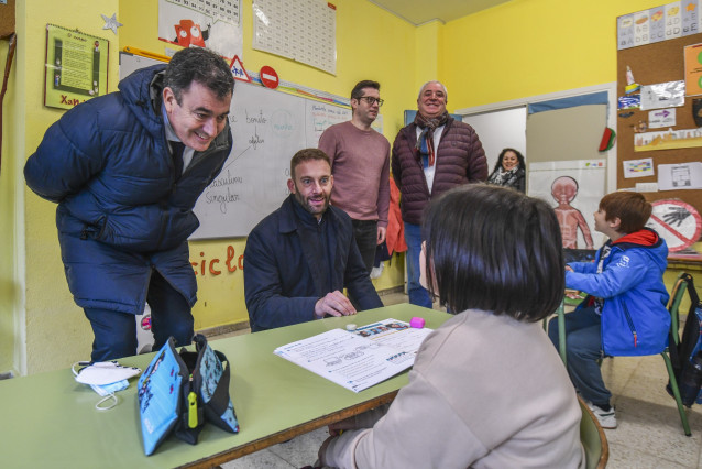 El conselleiro de Cultura, Educación, FP e Universidades, Román Rodríguez, este martes en su visita al CPI de San Vicente en A Baña (A Coruña).