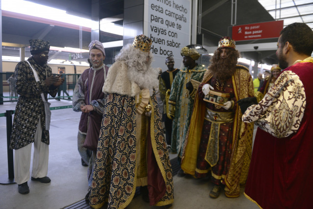 Los Reyes Magos ha su llegada a la estación de tren  durante la cabalgata de Reyes 2023, a 5 de enero de 2023, en Ourense, Galicia (España). Los Reyes Magos han llegado a la ciudad en AVE, igual que el año pasado. Al bajar del tren, se han encontrado con