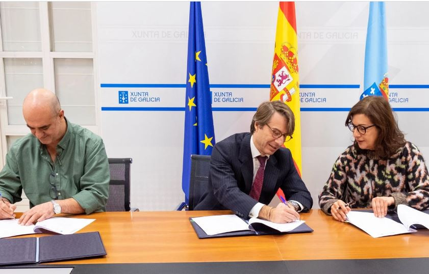 Corgos conselleiro de Facenda firmando el acuerdo de carrera profesional administrativa del SERGAS en 2022 en una foto de EP