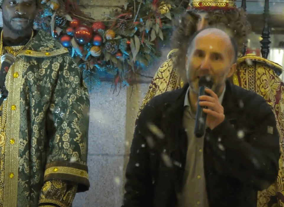 Ju00e1come y el figurante de Rey Baltasar en la Cabalgata de Reyes de Ourense