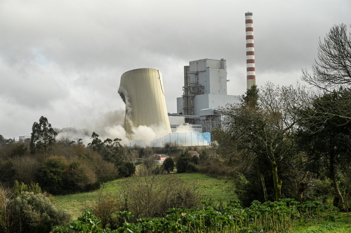 Voladura de la torre de refrigeración de la antigua central de Meirama