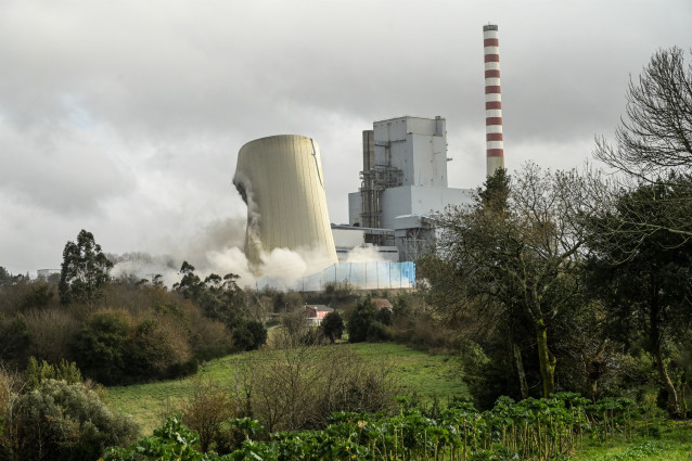 Voladura de la torre de refrigeración de la antigua central de Meirama