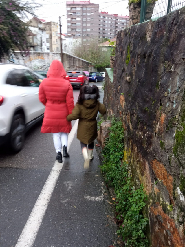 El ANPA de un colegio de Vigo convoca una concentración para pedir más seguridad en la calle de acceso al centro.