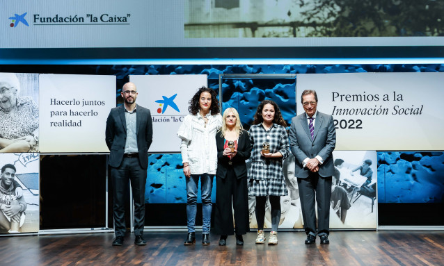 Juncal Blanco, de Emaús Fundación Social, Ana Pardo y Mª del Carmen Rodríguez, recogen el Premio Fundación 