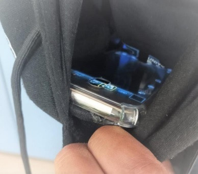 Dispositivo empleado por una persona identificada copiando en un examen téorico para obtener el carné de conducir