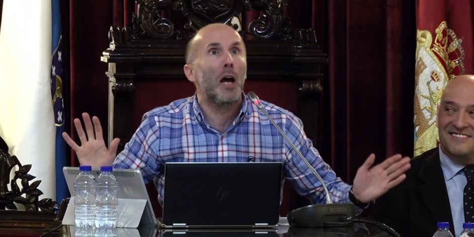 Jacome dirigiendo el pleno del Concello de Ourense sobre el Rey Baltasar abusador