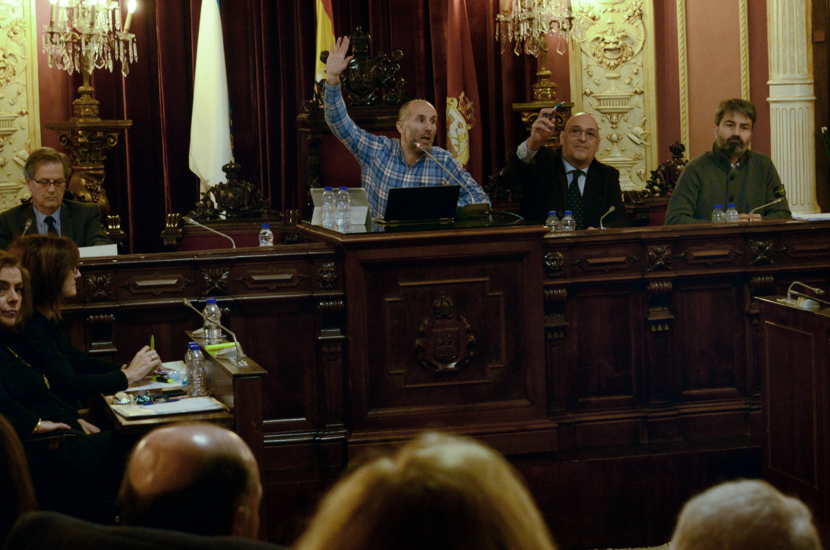 El alcalde de Ourense, Gonzalo Pérez Jácome (3d), y el teniente alcalde Armando Ojea (2d) votan en contra de la moción presentada por el PP durante un pleno en el Concello de Ourense.