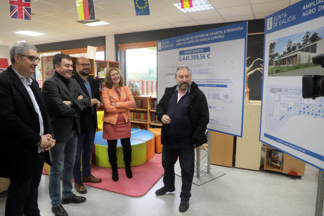 El conselleiro de Cultura, Román Rodríguez, anuncia la ampliación del CEIP Agra do Muíño de Ames.