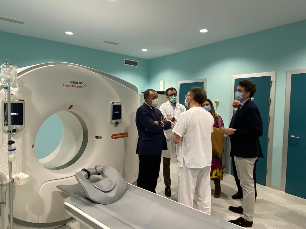 La Xunta comienza a instalar siete TAC con tecnología espectral en los hospitales gallegos.