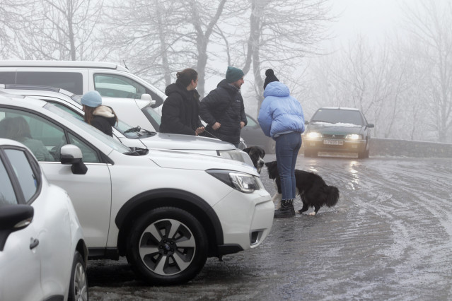 Varias personas llegan a la parroquia de O Cebreiro para disfrutar de la nieve, a 15 de enero de 2023, en Pedrafita do Cebreiro.