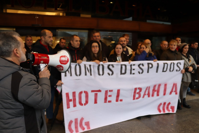 Trabajadores del Hotel Bahía se concentran ante el ERE que pretende impulsar la empresa.