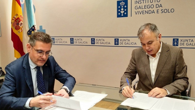 El director xeral del Instituto Galego da Vivenda e Solo (IGVS), Heriberto García, ha firmado este lunes las escrituras de compraventa con la Abanca.