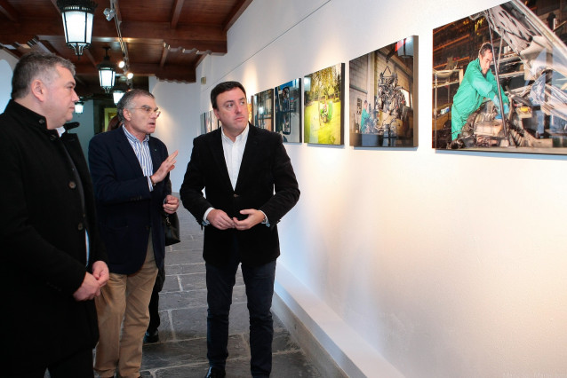 El presidente de la Diputación de A Coruña, Valentín González Formoso, visita en Ortigueira una exposición fotográfica para dar visibilidad a la realidad laboral de las personas con discapacidad.