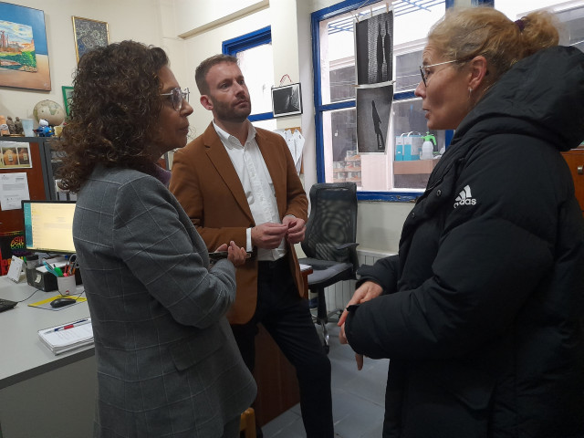 La directora xeral de Saúde Pública, Carmen Durán, y el delegado de la Xunta en A Coruña, Gonzalo Trenor, visitan las instalaciones del Comité Ciudadano Antisida de A Coruña.