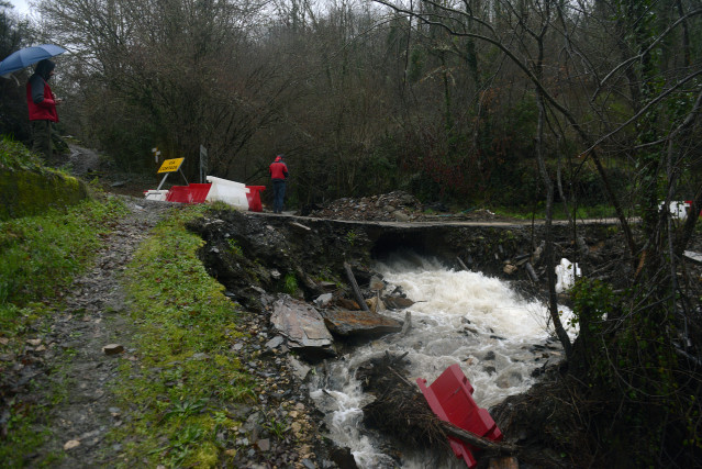 La crecida del arroyo Pereanes obliga a cortar el acceso que le quedaba al pueblo de San Vicente de Leira, a 16 de enero de 2023, en Vilamartín de Valdeorras, Ourense, Galicia (España). La borrasca Gérard, séptima de la temporada, se adelanta a la borrasc